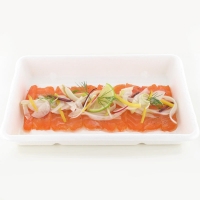 Carpaccio de saumon frais avec fenouil et aneth